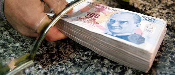 FAZ AAI EKLYOR<p>    Emlak Konut GYO da sektrn kampanyay birliktelik iinde dzenlediini belirterek, "Firmalarmz, dvizin yzde 25-30, inaat maliyetlerinin yzde 10-15 artmasna ramen vadesini 240 aya karyor ve faizi aa ekiyor" dedi.