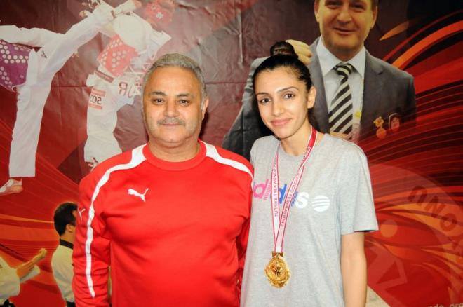 TEKVANDO AVRUPA AMPYONU PEK DEM<p>      Tekvando Avrupa ampiyonu pek idem de spor camiasnn sahip kt kampanyaya destek verenler arasnda yer ald. pek idem, "Gl bir Trkiye iin evet" diyerek yazarmz Rdvan Dilmen'in arsna yant verdi..