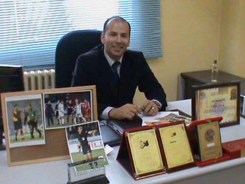 KARDELK GELSN DYE<p>    VEDAT TAN: (ESK HAKEM- YORUMCU)  <p>  lkemiz, getii zor ve meakkatli zamanlar, ancak yeni bir Trkiye ve yeni bir anayasa ile atlatacaktr. Yeni Trkiye'nin de yeni anayasa ile sramaya geeceini, daha hzl karar alacan ve ivmelenmesinin hzlanacan dnmekteyim. te bu yzden 'iin'lerim var benim. Kallelik deil, kardeliin gelmesi iin, lke ateine bir odun daha atmamak iin, zgrlk ve insanca yaamak iin, srtn terre yaslayp "da"a gvenenleri sevindirmemek iin, ihanet bombalarn, kurunlarn grdm iin, annelerin 'Mehmedim' diye alamamas iin, darbecilerin sevincinin kursanda kalmas iin, ben de 'evet' diyorum.