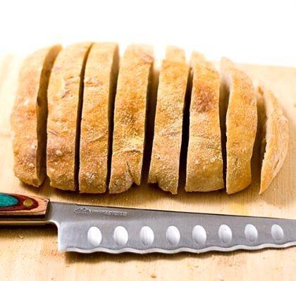 Bakla ekmek kesilmez, evin bereketi kaar. Ekmek krntlarn yere atmak, ayakla inemek evin bereketini gtrr. Bir kiinin zerinde diki dikilirse o kiinin ksmeti balanr. Bismillah demeden yemek yiyen kii doymaz. eytan da onunla birlikte yemek yer.