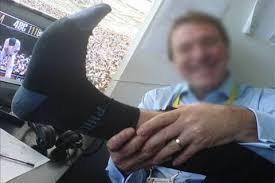 orap giyilirken ayan Kble'ye doru uzatlmas doru deildir.