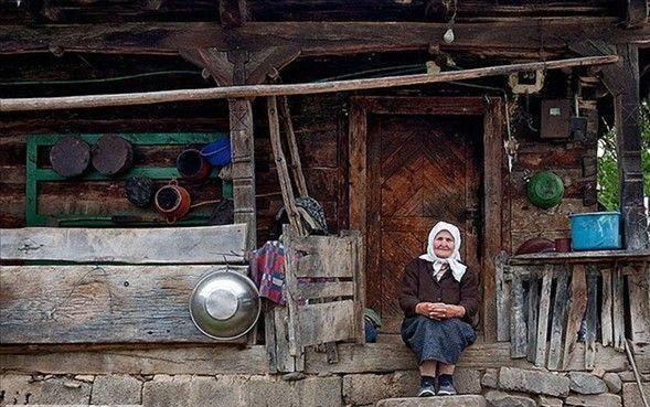 Kapnn nnde oturan kii iftiraya urar. Duvar dibinde uyumak iyi deildir, insan arplr. Evin ierisi temiz olmazsa oraya melekler deil eytanlar gelir. Nisan yamuru zemzem suyu gibidir, uurludur. Nisan yamurunda slanmak insana salk verir.