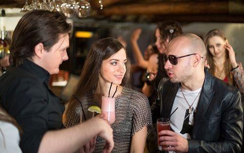 Bir kadn iki erkein arasndan geerse ocuu olmaz.