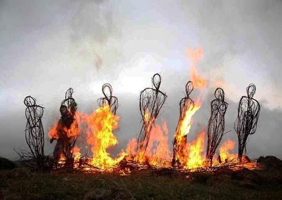 Atee tkrmek, atee svmek, atee trnak atmak, su dkmek uursuzluk getirir. Sabah evinden bakasna ate verenin oca sner. Tencerede su bouna kaynarsa dmanlar oalr. Hastalanan hayvanlar ateten geirmek iyidir. Kln stne su dklmez, ienmez. Karaaatan beik, sandk yaplmaz. ncir aacnn altnda uyuyanlar eytan alr gtrr.