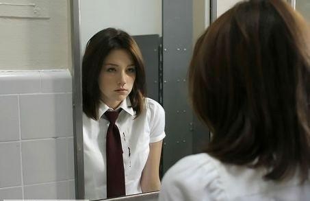 Gece aynaya bakann mr ksa olur. Gece slk almak gnahtr. Akam kapnn n sprlmez. Bayram gn tra olunmaz. Arife ve bayram gn aa kesilmez. Gece gle girmek iyi dildir. Geceleri cinler, peri kzlar glde ykanrlar. Geceleri su zerinden atlanmaz. Kaynayan suya bak sokulmaz. Akam soan yenen yere melekler gelmez.