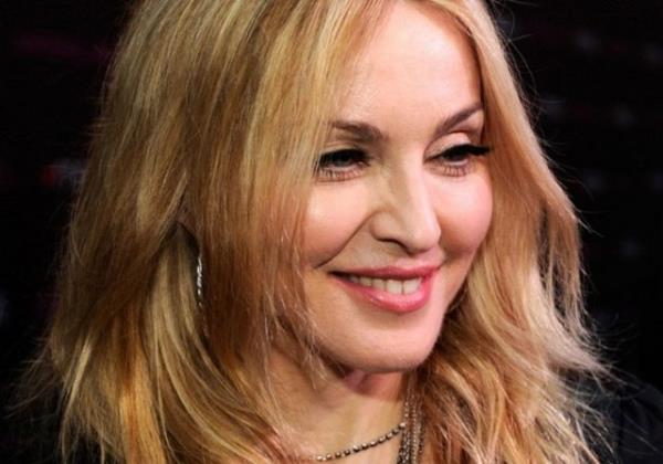 FORBES Dergisi, son 1 ylda en ok kazanan nller listesini yaynlad. 2012 Haziran-2013 Haziran arasndaki kazanlar baz alnarak hazrlanan listenin birinci srasnda 125 milyon dolarla (250 milyon TL) pop yldz Madonna bulunuyor. Bu kazanta nl arkcnn MDNA turnesi nemli yer tutuyor. Madonna'y 100 milyon dolarla (200 milyon TL) ynetmen Steven Spielberg ile 95 milyon dolarlk (190 milyon TL) kazancyla ngiliz televizyonlarndaki yetenek yarmalarnn yapmcs Simon Cowell takip ediyor.