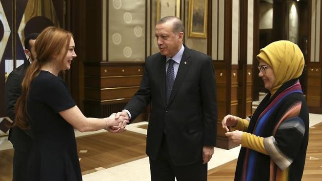 OK HEYECANLANDI<p>  nl yldzn, samimi bir ortamda gerekleen grme srasnda ok mutlu olduu, Emine Hanm'la da scak bir sohbet gerekletirdii renildi. Lohan'n, Emine Erdoan himayesinde getiimiz yl Ankara'da alan Afrika El Sanatlar Pazar ve Kltr Evi projesini rendiinde ok heyecanland, bunun zerine de Emine Hanm'n, Lohan'a, bu sosyal sorumluluk projesinin detaylarn anlatt belirtildi.