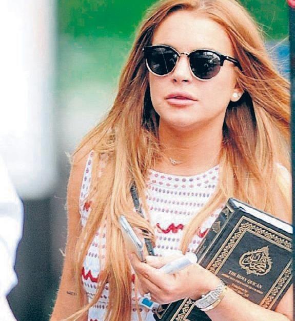 LINDSAY LOHAN KUR'AN RENYOR<p>  Uzun yllar uyuturucu ile mcadele eden Lindsay Lohan, eitli dinleri aratrmaya balamt. 2012 ylnda Courtney Love'n Budist ilahi grubuna katlan nl aktris 2015 ylnda Kur'an Kerim ile grntlendi. Lindsay Lohan'n bu karesi 'Mslman m oldu' sorularn gndeme tad.