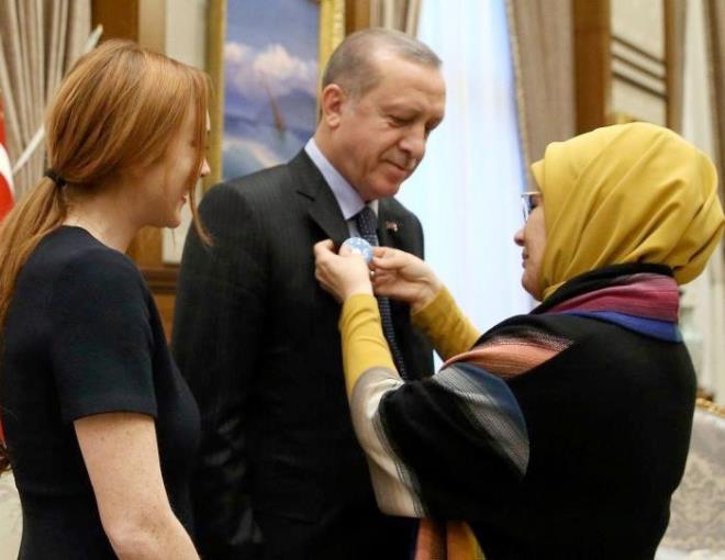 KURAN-I KERM' KONUTULAR<p>  Dubai'de yaad renilen Lindsay Lohan'n, Cumhurbakan Erdoan ve ei Emine Erdoan'la yapt sohbette Kur'an- Kerim rendiinden de bahsettii belirtildi.