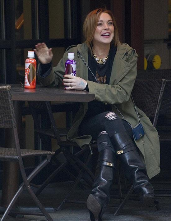 GRNTLERN PERDE ARKASI  Lindsay Lohan, getiimiz hafta yeniden Trkiye'ye geldi ve nceki gn de Cumhurbakan Recep Tayyip Erdoan ve ei Emine Erdoan ile Cumhurbakanl Kllisyesi'nde grt. Lindsay Lohan'n paylat grntler ite o grmeden. Grmenin perde arkas ve neler konuulduu da ortaya kt.