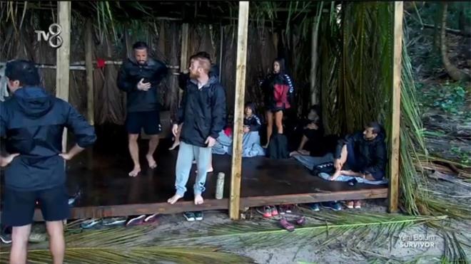 lhan Mansz'a ne oldu kalp krizi mi geirdi? Survivor nller takmnn baarl ismi lhan Mansz adadaki herkese byk ok yaatt. Yamurlu geen gecenin ardndan lhan Mansz nce karn ars ekmeye balad. Saatler ilerledike bu ars gemek yerine daha da artt. En sonunda kalbini tutmaya balaynca herkesin yrei azna geldi.