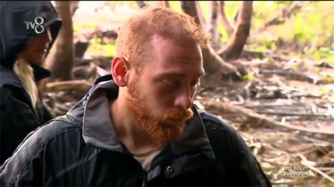 lhan Mansz'n rahatszl srasnda adadaki takm arkadalar byk endie yaad. Furkan Kzlay lhan Mansz'n banda beklerken hayli korkmu grnyordu.