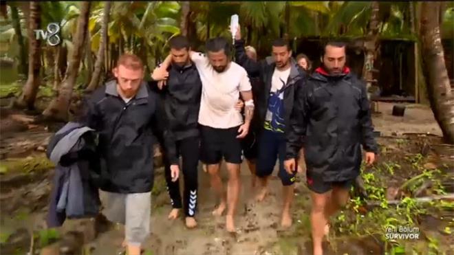 nl oyuncunun tekneye gtrlmesinde takm arkadalar yardmc oldu. Kolunda serum olan lhan Mansz Survivor adasndan byle ayrld.