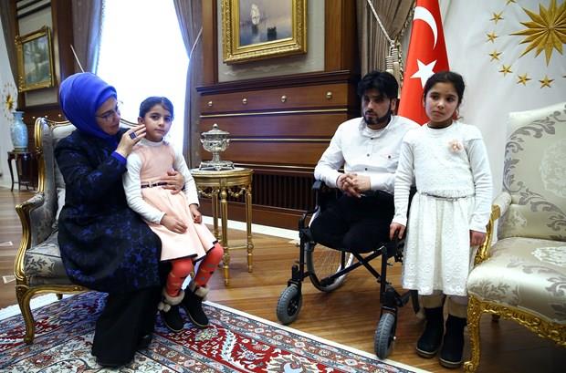 Cumhurbakan Erdoan, kucana ald Gzya'na, AA'nn 2016 Yllnda, babasyla birlikte yer ald ve yarmada birinci olan "Gzya'nn babas iin ars karlk buldu" adl fotoraf gsterdi.<p>    AA'nn "Yln Fotoraflar" oylamasnda "Yaam" kategorisinde birinci olan, "Gzya'nn babas iin ars karlk buldu" adl fotorafa Cumhurbakan Erdoan da oy vermiti.