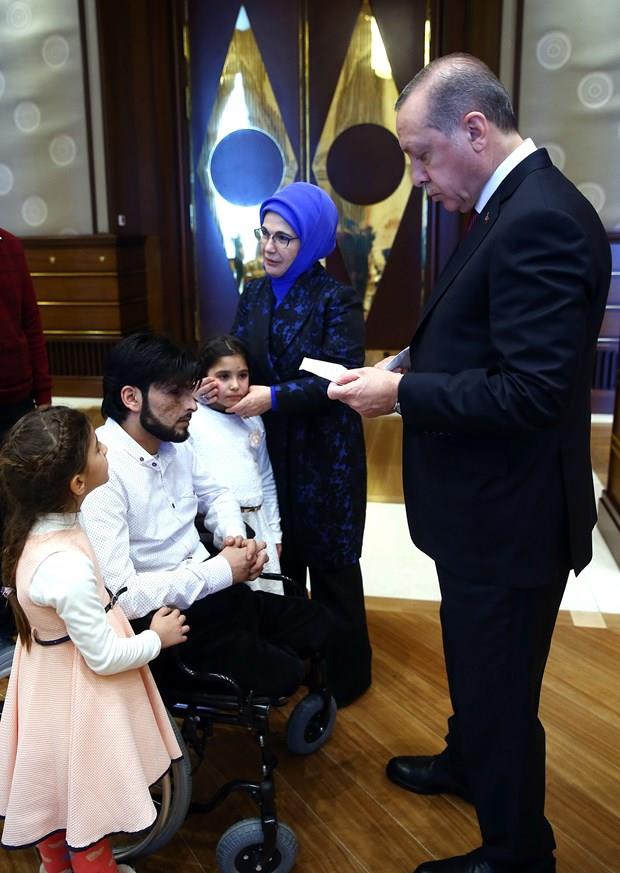 Kabulde Gzya, kardei Sidre ile oynad iin zellikle birlikte gelmek istediini ifade etti.<p>    Baba Nasr, Muhammed isminde 9 yanda bir olu olduunu belirterek, evleriyle ilgili bir sknt yaamadklarn, elektriklerinin bulunduunu ifade etti.  <p>  Muhammed ve Sidre'nin ilkokula, Gzya'nn ise anaokuluna gittiini anlatan Nasr, Sidre'yi kardelerine bakt iin okula gnderemediini, kznn yalnzca Trke renmek iin okula gidebildiini kaydetti.