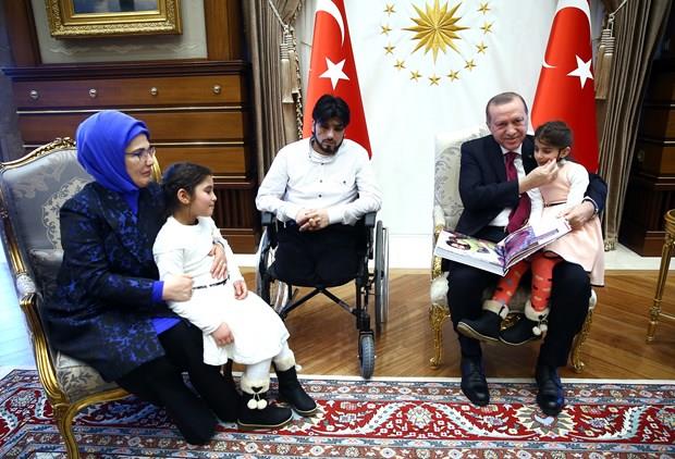 Gzya da Cumhurbakan Erdoan'n kendisinin yer ald fotorafa oy verdiini rendiinde duygularn u szlerle ifade etmiti:<p>    "Erdoan amca babamla benim fotorafm grm, mutlu olduk. Onu ok seviyorum, inallah kendisini grmeyi ok istiyorum. Trkiye'de olmamz o salad. nallah onu bir gn grrm. Kendisini ok seviyorum. Allah ondan raz olsun."