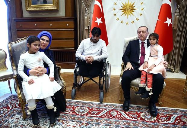 Cumhurbakan Recep Tayyip Erdoan, Suriyeli Gzya ve ailesini kabul etti.  <p>  Betepe'de gerekleen kabulde, Gzya ve kardei Sidre'nin yan sra babas Mamun Halit Nasr da yer ald.<p>    Cumhurbakan Erdoan ve ei Emine Erdoan ile bir sre sohbet eden Gzya ve kardeine Erdoan ifti eitli hediyeler verdi.