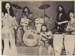 O zamana kadar Bat etkisinde mzik yapan sanat, Anadolu pop tarznda mzik yapan Moollar grubuyla 1970'te birleme karar ald. Manchomongol adyla yola devam eden grup, "te Hendek te Deve", "Katip Arzuhalim Yaz Yare Byle" ve "Binboann Kz" isimli eserleri kaydetti. ktklar Anadolu turnesinin Ktahya ayanda Mano'ya gre uzun salar yznden tehdit edildikten sonra tur otobslerine dinamitle saldr dzenlendi. Konserin hemen sonrasnda meydana gelen patlamada kimse yara almad. Grup, 1971'de gruptaki anlamazlklar ve Mano'nun salk sorunlar nedeniyle dald.  <p>  Sanat 1972'de, adn stanbul'dan Gneydou'ya giden trenden alan Kurtalan Ekspresi'ni kurarak, "lm Allah'n Emri" ve "Gamzedeyim Deva Bulmam" arklarnn da yer ald ilk pla kaydetti.