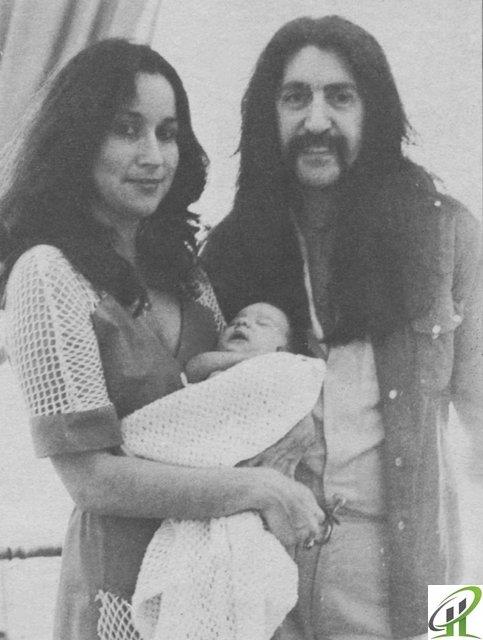 Lale alar ile 18 Temmuz 1978'de evlenen sanatnn Doukan ve Batkan adl iki ocuu oldu.<p>    Sanat, 1988'de TRT 1'de ocuk ve aileye ynelik bir eitim kltr ve elence program olarak balayan 7'den 77'ye adl televizyon programn hazrlayp sundu. Program, 1998 ylnn haziran aynda 378. kez ekrana gelerek Trk televizyonculuunda ulalmas zor bir rekoru krd.