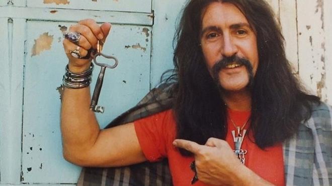 Sanat, 1968'de, gen gitaristler Mazhar Alanson, Fuat Gner, baterist Ali Serdar ve bas gitarist Mithat Danan'dan oluan Kaygszlar grubu ile almaya balad. Mano'nun Kaygszlar ile 1968'de kard, "Kol Dmeleri", "Big Boss Man", "Seher Vakti", "Good Golly Miss Molly" paralarn ieren pla, olduka geni bir poplarite elde etti.  <p>  "Trip/Karanlklar inde", "Kirpiklerin Ok Ok Eyle/Alama Demez Hayat", "Kazman/Anadolu", ve "Flower of Love / Boazii" plaklarna imza atan Bar Mano ve Kaygszlar'n "Alama Demez Hayat" isimli 45'lii 1969'da 50 binin stnde sat yaparak Mano'ya ilk altn plan kazandrd.