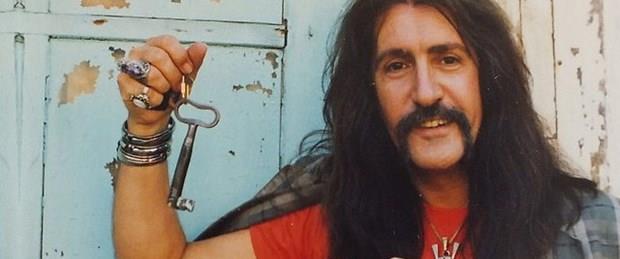 Bar Mano'suz 18 yl. arklaryla milyonlarca kiinin gnlnde taht kuran, sanat yaam boyunca 200'den fazla besteyle 12 altn ve bir platin albme imza atan Bar Mano, lmnn 18'inci ylnda anlyor.