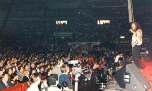 LK KONSERN 1959'DA VERD    --Galatasaray Lisesindeki arkadalaryla, ikinci grubu "Harmoniler"i kuran sanat, 1959'da Galatasaray Lisesi konferans salonunda ilk konserini verdi. Harmoniler'in ilk 45'likleri, 1962'de yaymland. Bar Mano, Harmoniler ile "Twistin Usa / The Jet", "Do The The Twist / Let's Twist Again" ve "t t Twist / Dream Girl" adl  45'lik yapt.