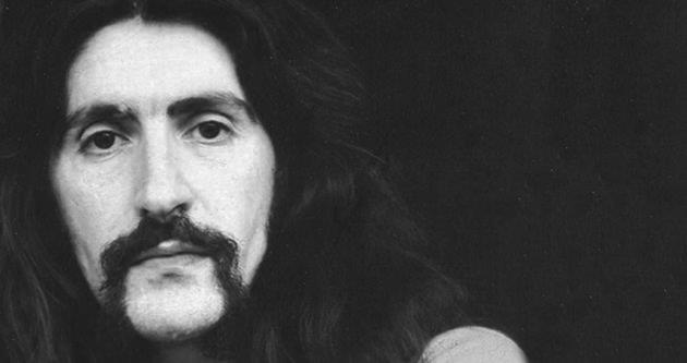 Anadolu rock mziinin efsane ismi, arkc, besteci ve sz yazar Bar Mano, vefatnn 18. ylnda anlyor.    Devlet Konservatuvar klasik Trk sanat mzii sanats ve yazar Rikkat Uyank ile smail Hakk Mano iftinin ikinci ocuu olan Mehmet Bar Mano, 2 Ocak 1943'te skdar'da dnyaya geldi.