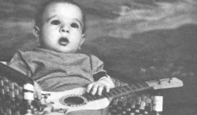 Sanat, annesinin desteiyle ocukluk yllarnda mzikle ilgilenmeye balayan Mano, piyano ve gitar dersleri alarak tekniini ve mzik bilgisini gelitirdi.