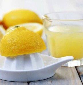 - Limonlu su midenizi sakinletirir ve antiseptik ilevi grerek detoks yapmanz salar.