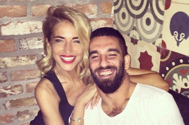 Arda Turan geen hafta stanbul'dayd. Posta'da yer alan habere gre; Emirgan'daki Gizli Kalsn'da elenirken mekana Burcu Esmersoy da geldi.