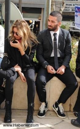 Burcu Esmersoy, nl futbolcuyu grnce kulpten apar topar ayrld.