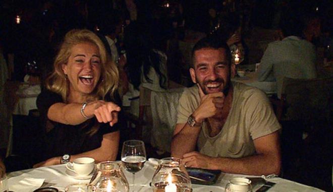 O gnlerde Esmersoy, 'Arda benim omuzunda aladm biri. Aramzdaki iliki aktan byk. dostluk dediin beklemek ve sana dndnde kollarn amaktr' aklamas yapt.