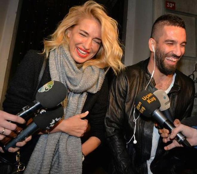 Arda Turan, sosyetik sevgilisi Aslhan Doan'dan, Burcu Esmersoy da 1,5 yl ak yaad Tuna Aksu'dan ayrld ancak ikilinin aras dzelmedi.