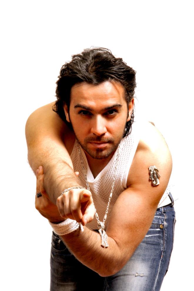 Yapt mzikal almalar tek bir tarz&#8217;a balanmasn yanl ve yetersizdir gerekesi ile reddedip Serbest Trk Mzii,Serbest almalar veya YK tarz kavramlaryla adlandrmtr. Pop,Dans Pop, Fantazi, Arabesk, Rap, Rock, R&B, Reggae, Tekno mzik, Dubstep,House tarzlarn harmanlayp denedi.