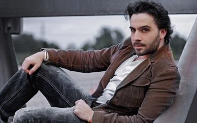 SMAL YK KMDR?    smail YK olarak tandmz smail Yurtseven 1978 ylnda Almanya&#8217;da dnyaya geldi. Besteci ark sz yazar ve aranjr olarak da almata. Ksa zaman iersinde Trk pop mzii dnyasna emin admlarla giri yapt. 2004 ylnda Avrupa mzik marketlerinde solo albm bir ok hayran kazanmasn salad