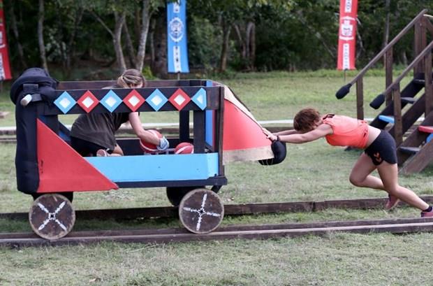 lk heyecanla 'Krgn deilim' dedim ama krgnm. Hatta kimlerin ismimi yazd hafif hafif dnmeye baladka daha ok krldm. Ben tartmalarn resmen bir kurgu gibi iine ekildim. Daha sonra hallettik, halletmemize ramen ismim yazld.