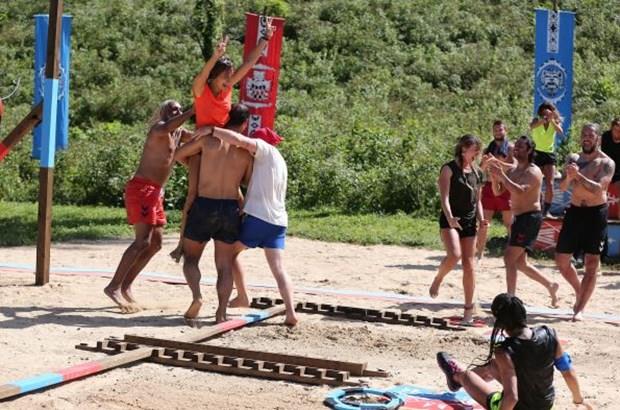 "Demek ki baka eyler geerliymi. Gruplama olduunu sylyordum. smimin yazlmasyla bunun kantlanm olduunu dnyorum. Yine de teekkr ediyorum. Demek ki onlardan biri olmadm iin yazlmm. Bu da benim iin bir avantaj. Farkl olmak iyidir."