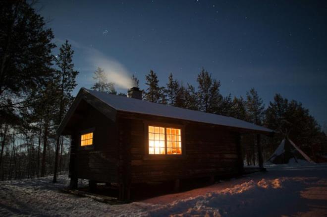 skandinav lkelerinde, genellikle da balarna veya gl kenarlarna ina edilen ahap kulbeler.