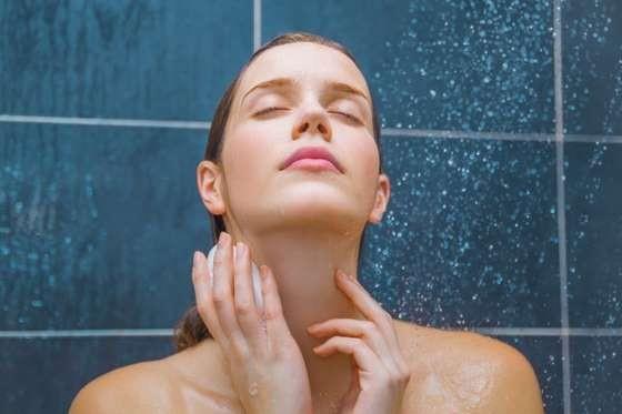 KAYNAR SUYLA YIKANIYORSANIZ DKKAT!  Size tabii ki de bu soukta buz gibi suyla ykann demiyoruz. Sadece suyun scakl gereinden fazla yksekse neler olabileceiniz gelin birlikte inceleyelim: