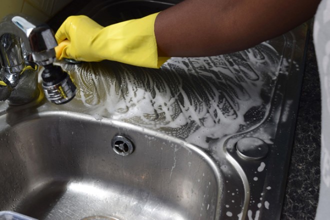 Yumuatclar, paslanmaz elikten yaplma eyalarda da harikalar yaratrlar. nce kuru beze karm damlatn. Daha sonra da blgeye uygulayn. Paslanmak elikleriniz prl prl prldadklarn greceksiniz!