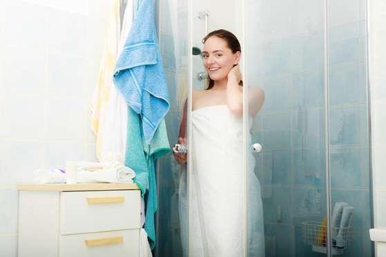 DORU KURULANDIINIZA EMN MSNZ?  Dutan sonra hzlca havluya sarlanlardan msnz yoksa biraz plak kalmaktan holananlardan m? Eer cevabnz havluya hemen sarlanlar ise o zaman havlunun sert olmadna dikkat edin. Sert havlu cildi tahri eder ve daha hzl kurumasna sebep olur.