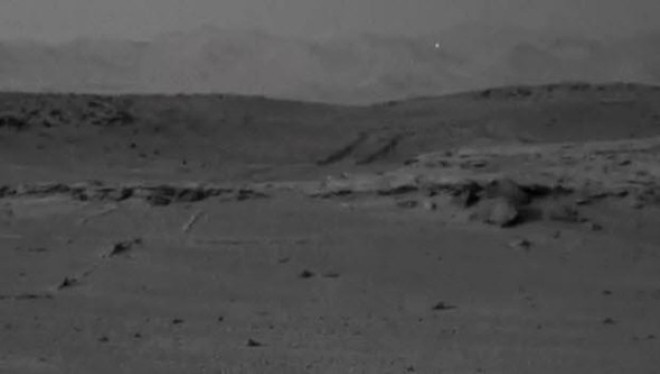 NASA'nn yaynlad bir baka fotoraf da tartmalara neden oldu. Uzun sredir Mars'ta bulunan Curiosity isimli aracn ektii grntlerde UFO olduu dnlen beyaz bir nokta dikkat ekiyor. Peki gerekten de bu mmkn m?