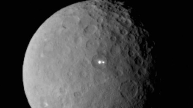 NASA uzay arac Dawn'n yrngesine yaklat cce gezegen Ceres'ten elde edilen en son fotorafta, gk cisminin yzeyinde esrarengiz klar dikkat ekti. NASA, ilk gzlemlerde Ceres'in yzeyinde sadece bir k grldn, en son gzlemde ise iki n belirlenmesinin son derece kafa kartrc olduunu belirtti.