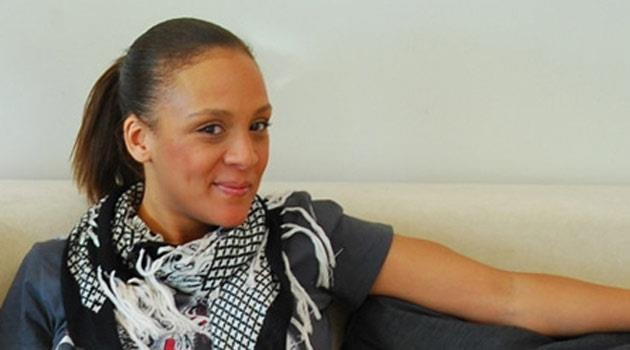 Anma etkinliine sanat dnyasndan kimse katlmazken, annesi Hatice Foster ile beraber birka yakn ve arkadalar mezarnn bana geldi.