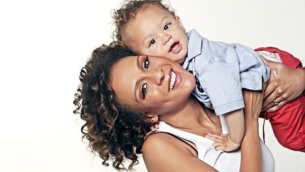 Anma etkinliine sanat dnyasndan kimse katlmazken, annesi Hatice Foster ile beraber birka yakn ve arkadalar mezarnn bana geldi.