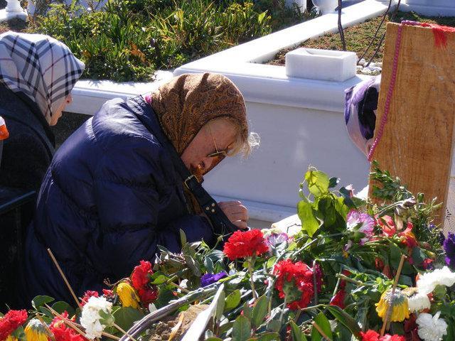 Anne Foster'n ardndan, Defne Joy Foster'n, lmnden nce arkada ve avukat olan Ayegl Mermer de ksa bir aklama yaparak, "Byle bir iddia var. O dosyaya bakan sayn savc bizim dosyamz da istedi ve u an inceleme yaplyor" diye konutu.