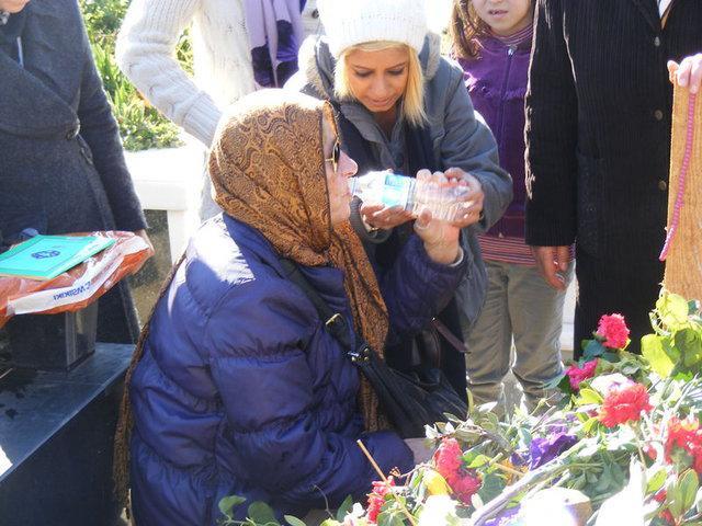 Sanat camias tarafndan ilgi gsterilmeyen ve ksa sren anma etkinliinin ardndan aile mezarlktan ayrld.