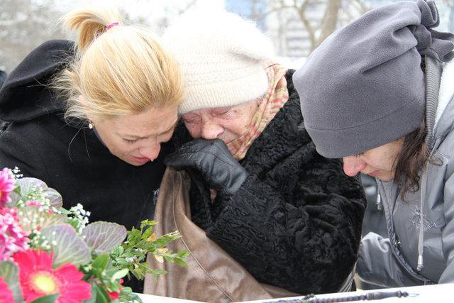 Ben merak ediyorum, o olan (Kerem Altan) niye sokaklarda elinde telefonla dolap doktor arad. 112'yi ara. Kalbi durmu olsa bile, altryorlar. Siz de biliyorsunuz.