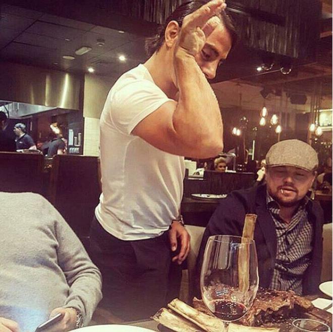 Nusret Gke, Nusr-et Dubai'ye gelen Hollywood yldz Leonardo Di Caprio'ya yemek servisi yapt. Tuzlama hareketiyle dnya apnda bir ne kavuan Gke, bu anlar #saltbae etiketiyle Instagram sayfasndan paylat.