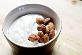 Badem ve yourt ikilisi hcreleri salkla besler. Yourt hcrelerin dzenli beslenmesini salarken zellikle besleyici etkisi ile de kanseri nlemede bademe yardmc olan besinlerin banda gelir.